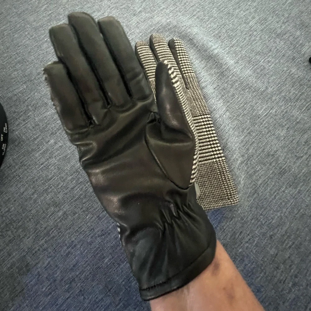 MIXIT Gloves Black and Cream/Gray Plaid Patterned NWOT Sz S/M